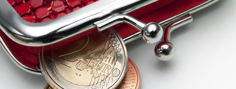 Portemonnaie mit Euromünzen Leicht geöffnetes Portemonnaie mit Euromünzen