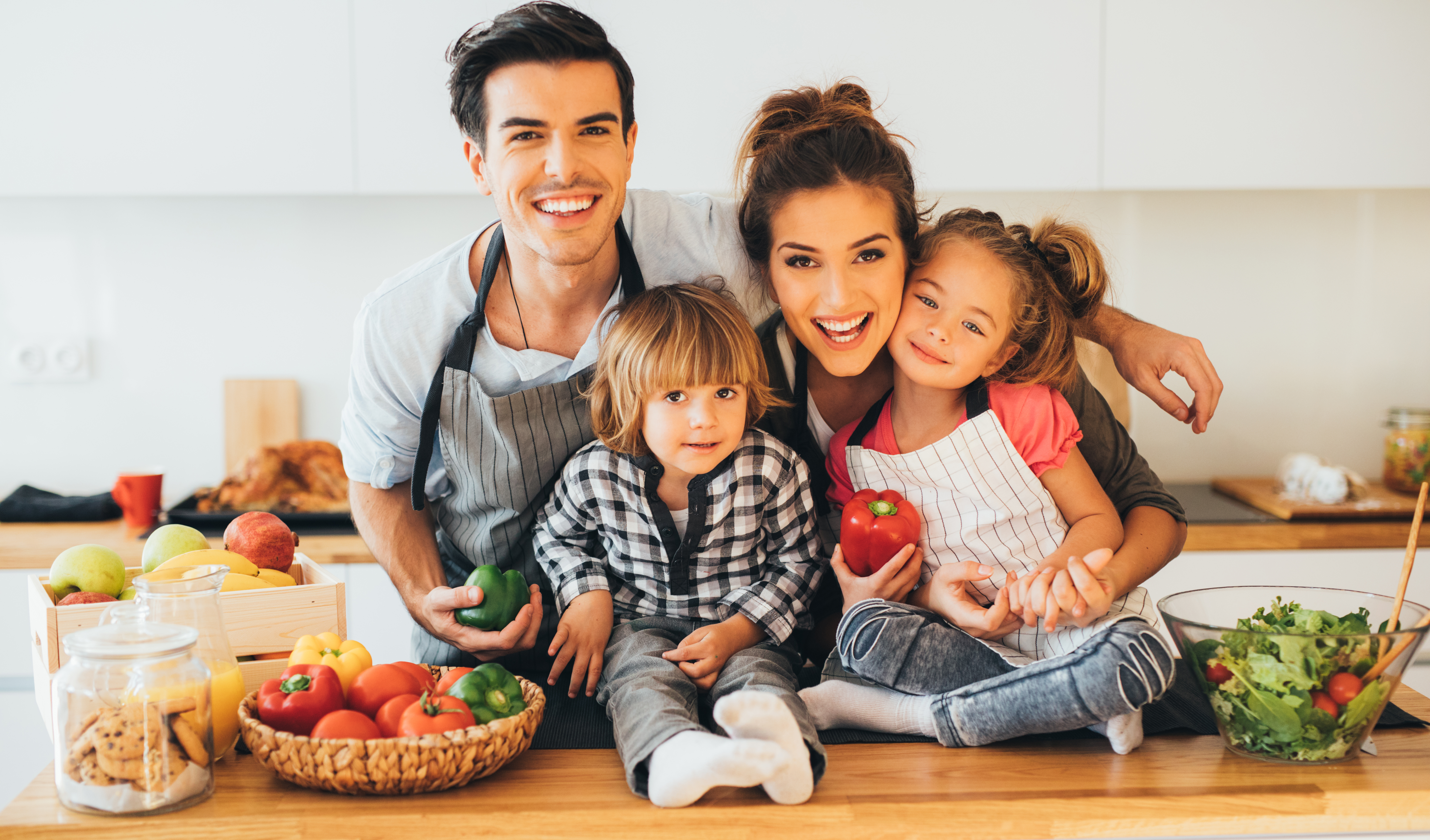 Junge Familie in der Küche