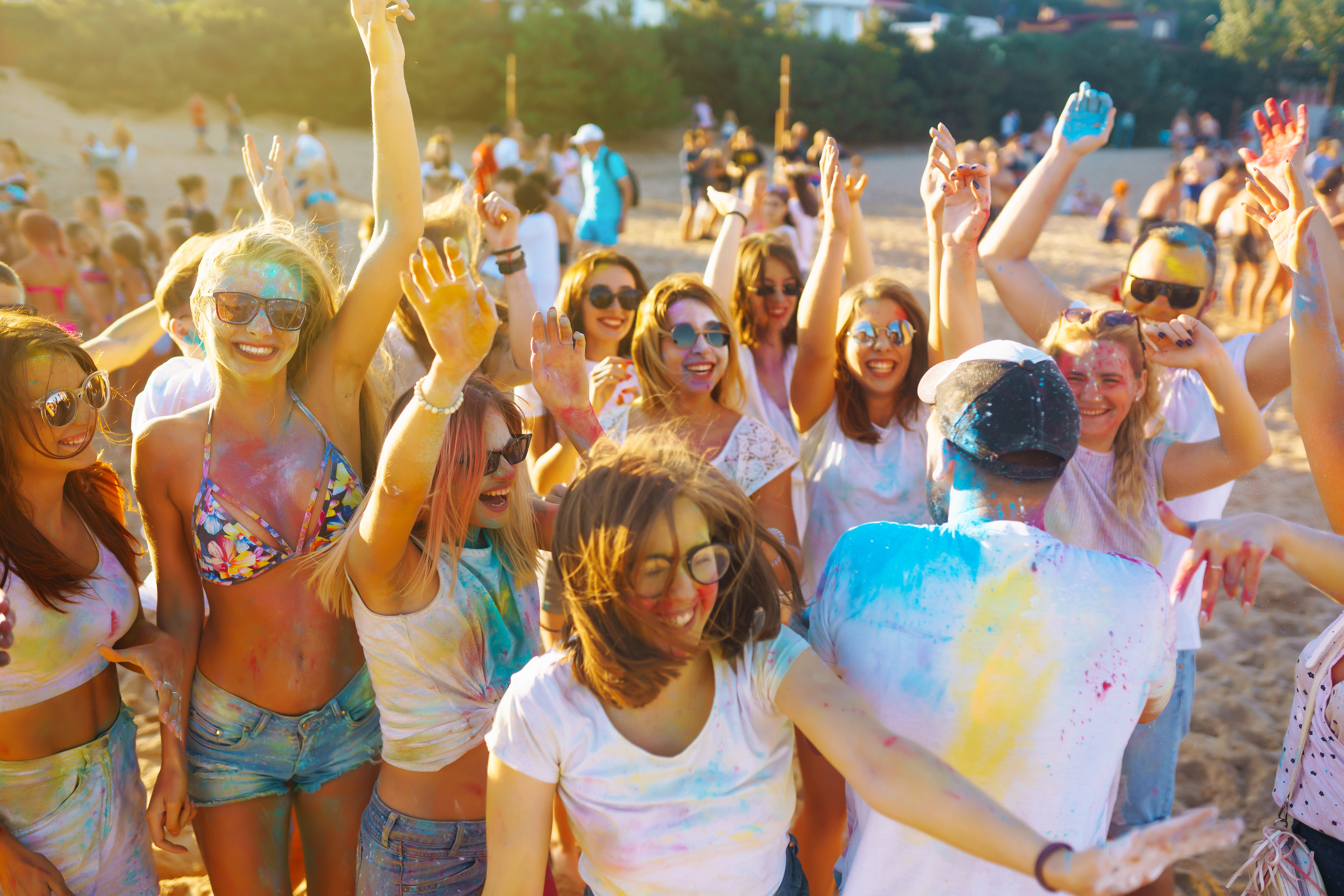 Junge Menschen auf dem Holifest