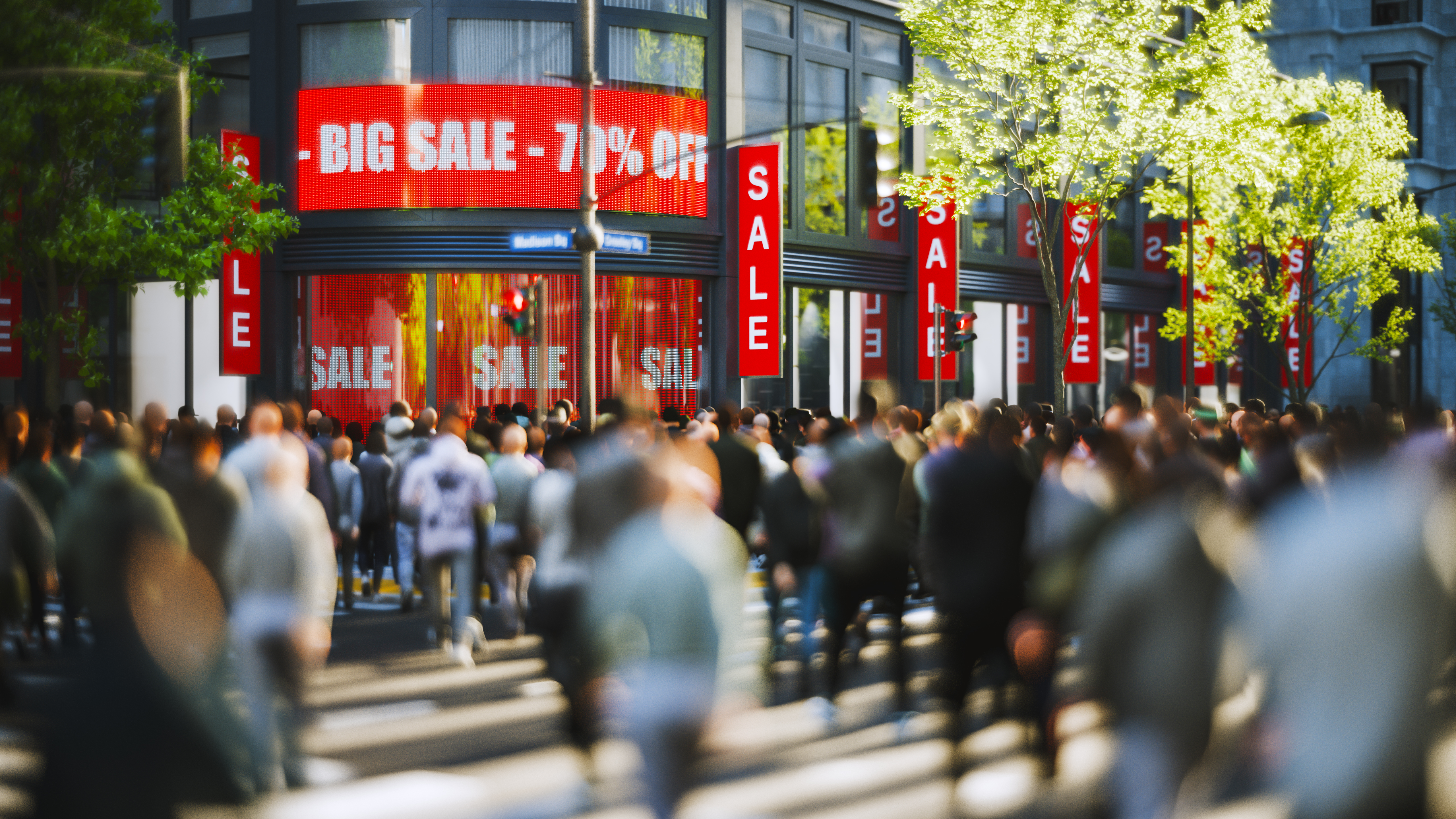 Menschen in einer Einkaufsmeile mit Sonderangebotshinweisen Sale