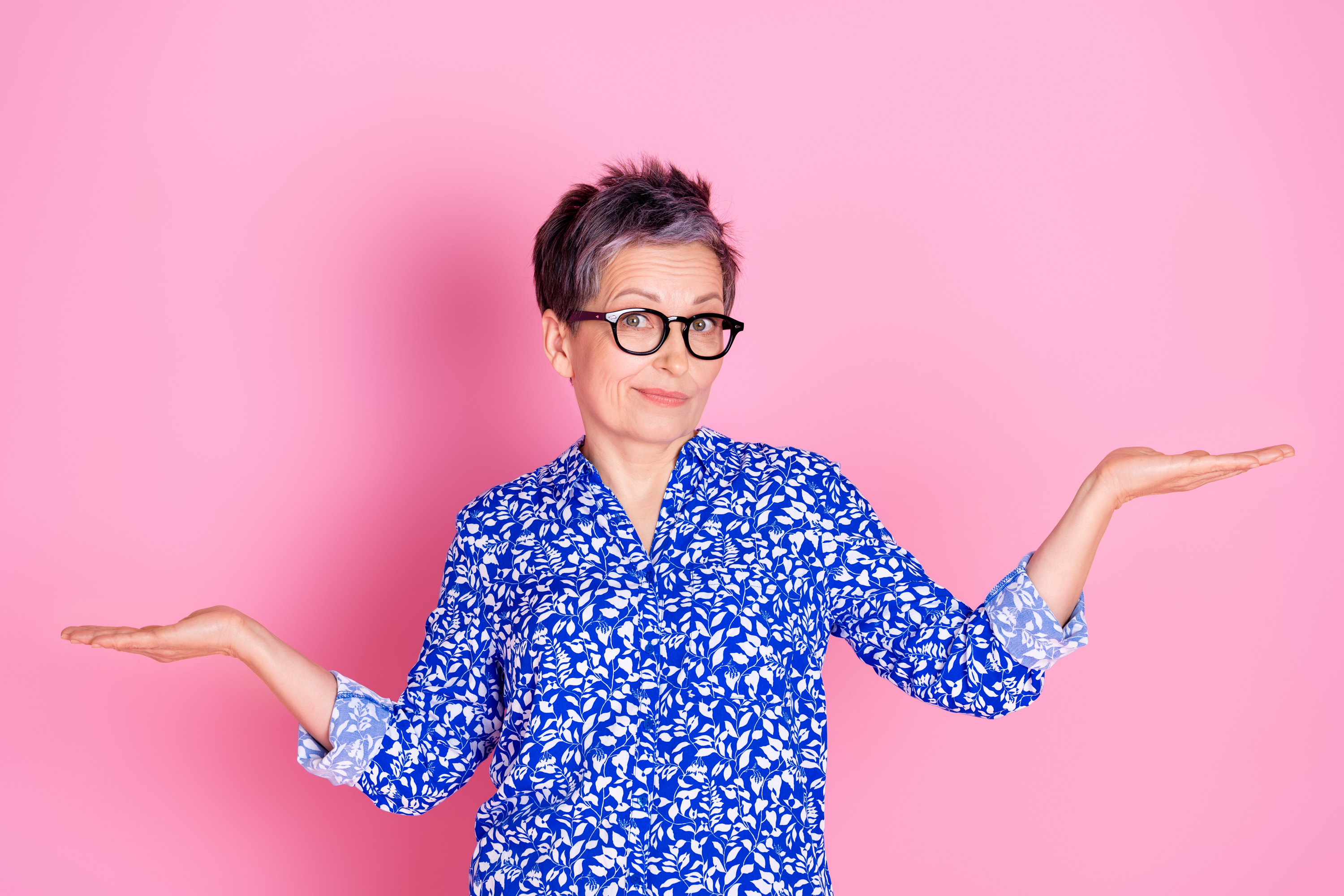 Frau mit fragender Geste