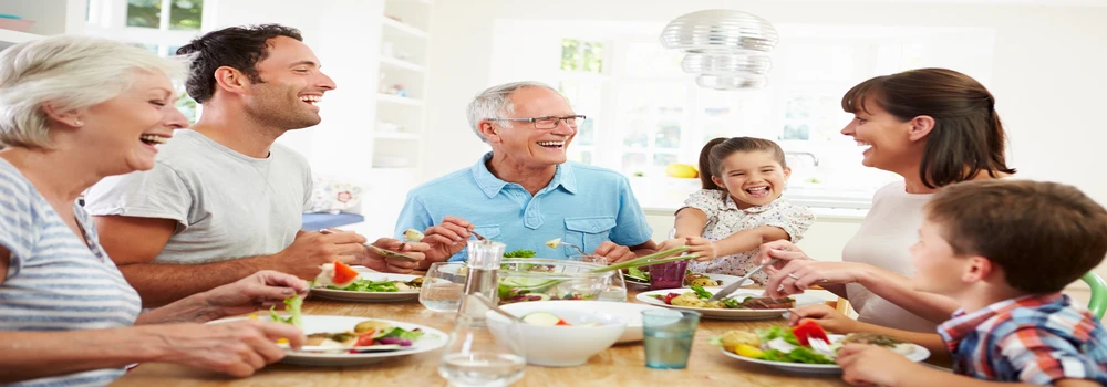 Familie sitzt an einem Tisch