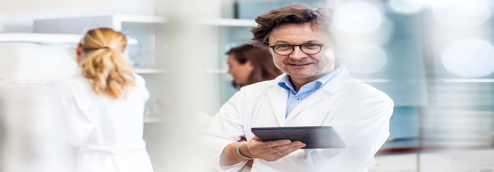 Mann mit weißem Kittel im Labor