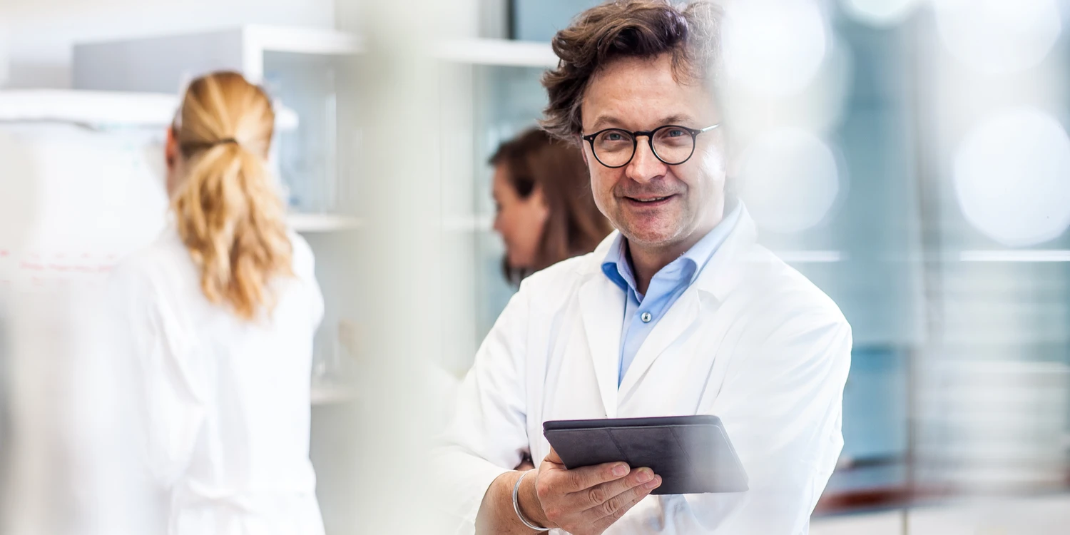 Mann mit weißem Kittel im Labor