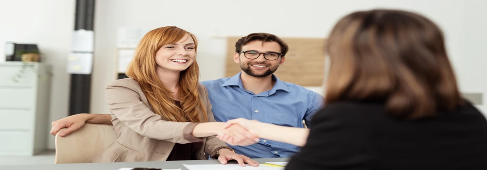 Junges Paar lässt sich beraten