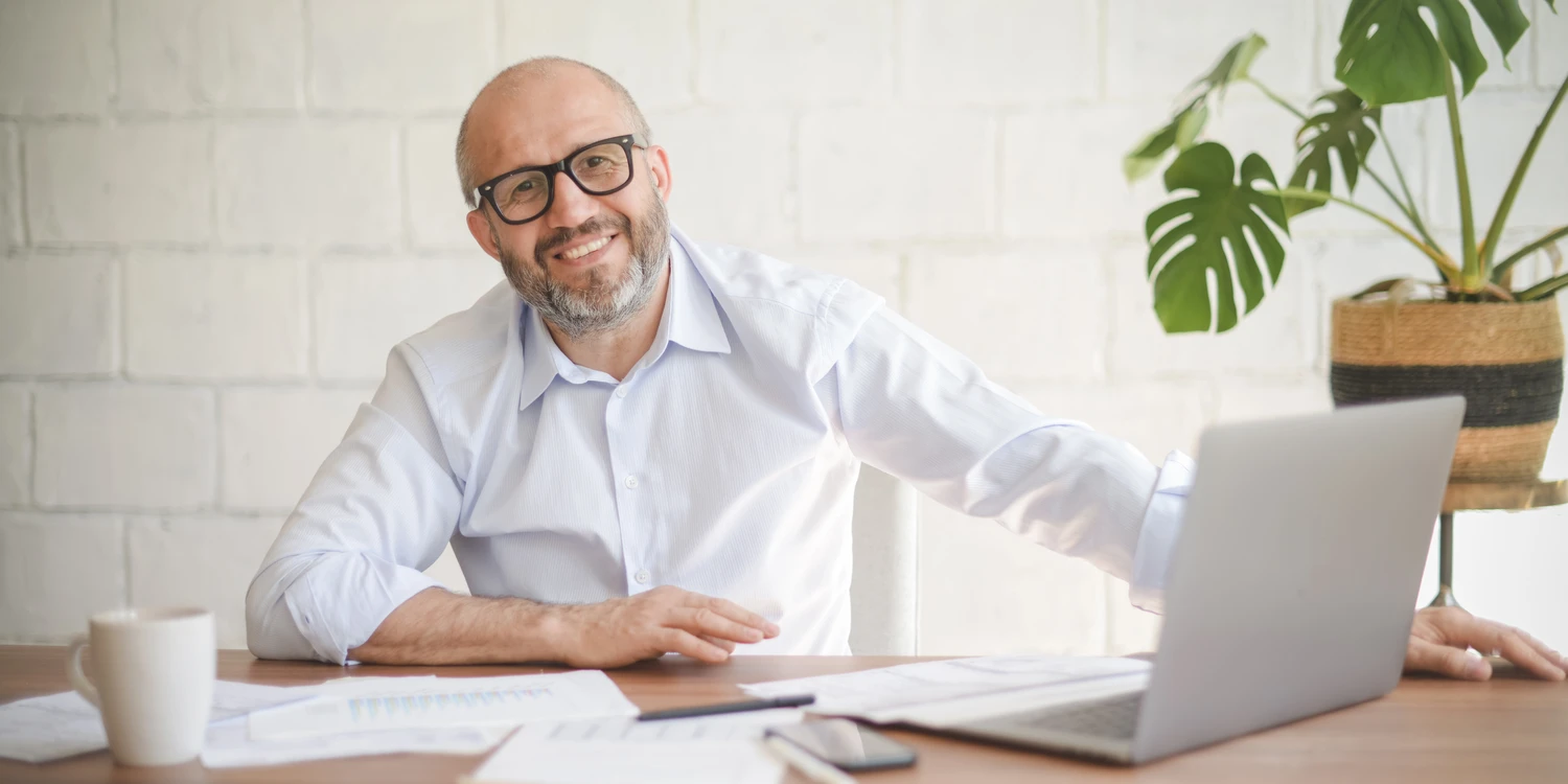 Berater an einem Schreibtisch