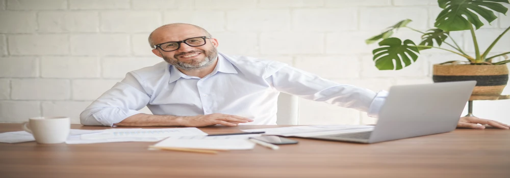 Berater an einem Schreibtisch Berater an einem Schreibtisch