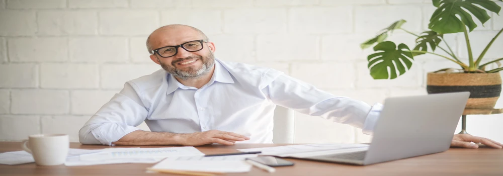 Berater an einem Schreibtisch