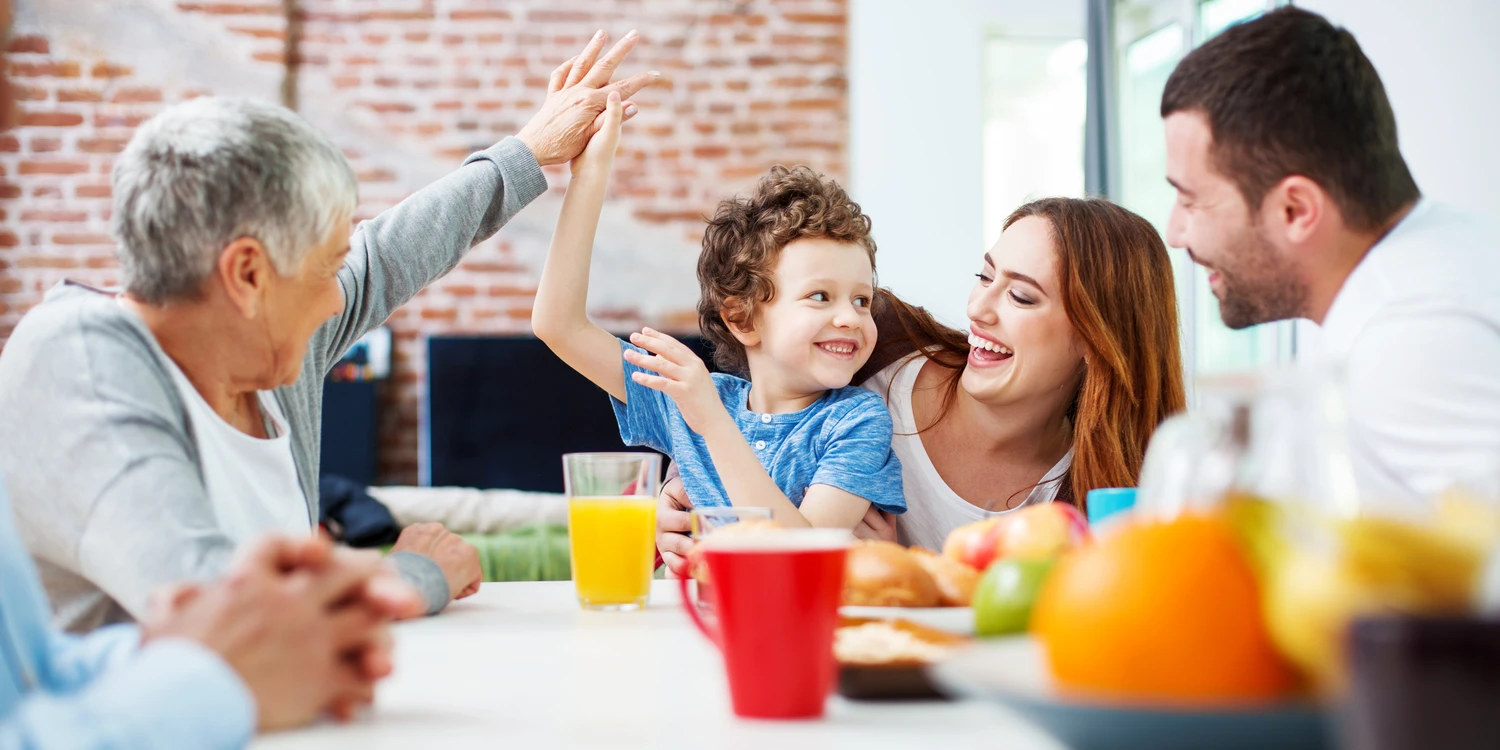 Familie am Tisch