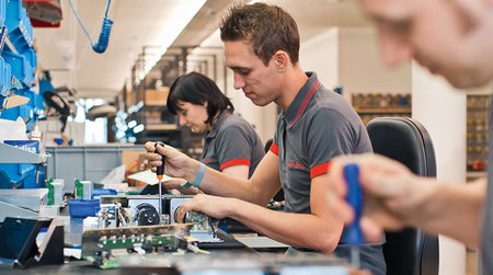 Produktion, junge Menschen mit Werkzeug
