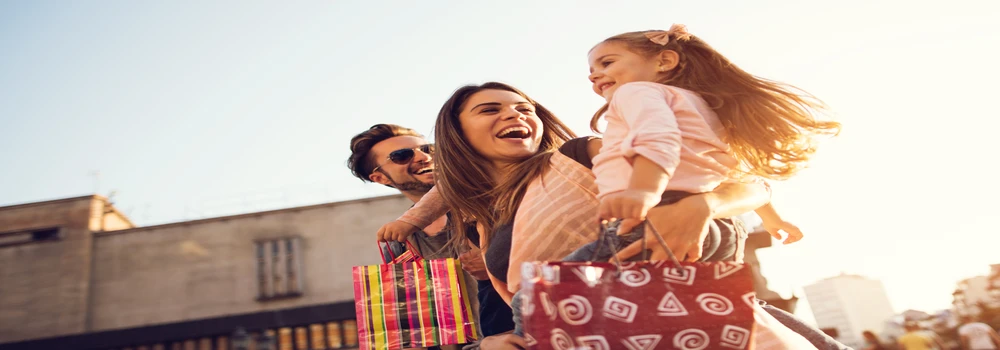 Junge Familie kommt vom Einkaufen