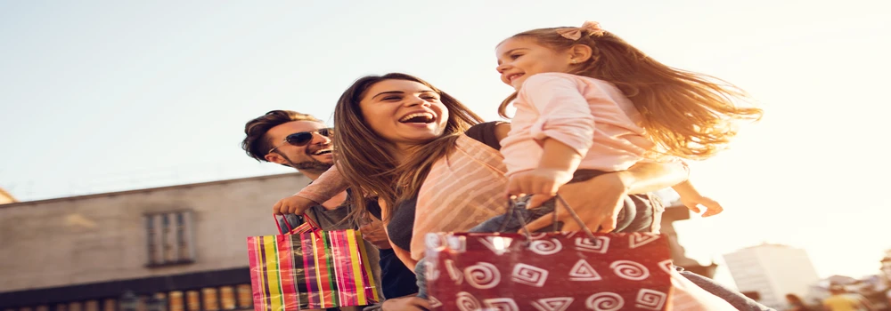 Junge Familie kommt vom Einkaufen