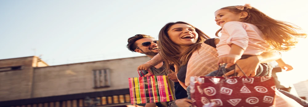 Junge Familie kommt vom Einkaufen