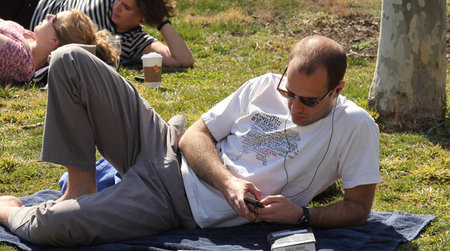 Mann auf Wiese im Park