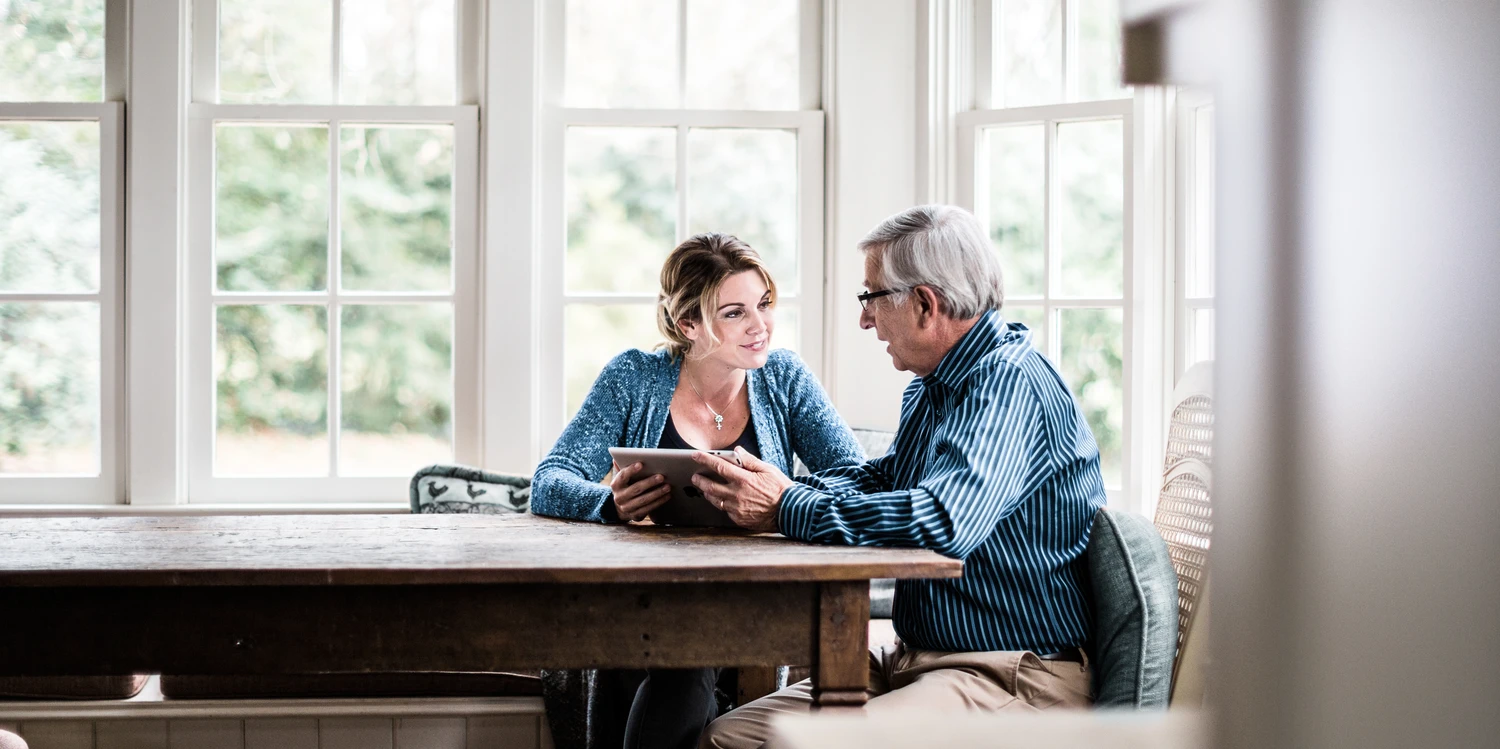 Vater und Tochter sitzen an einem großen Tisch
