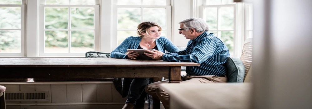 Vater und Tochter sitzen an einem großen Tisch