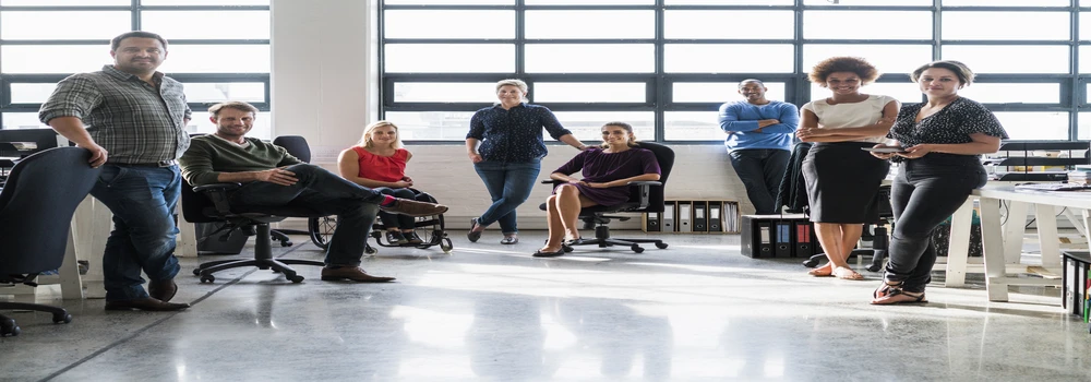 Bürogemeinschaft in einem großen, hellen Raum