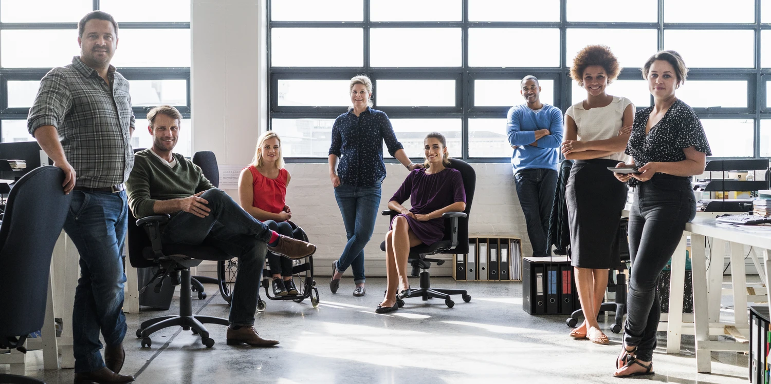 Bürogemeinschaft in einem großen, hellen Raum