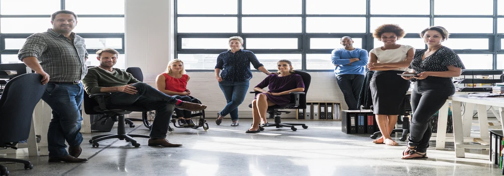 Bürogemeinschaft in einem großen, hellen Raum