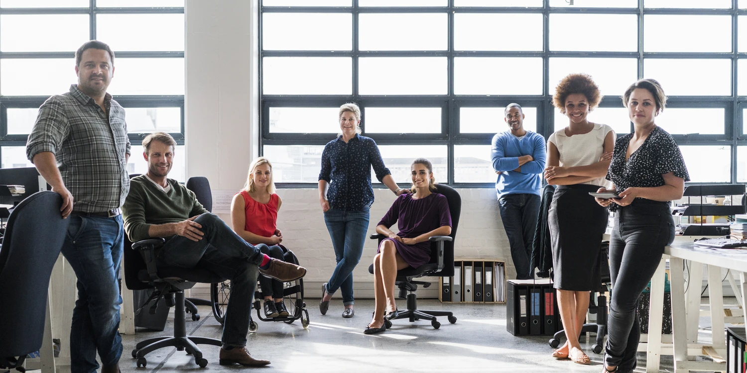 Bürogemeinschaft in einem großen, hellen Raum