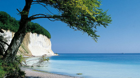 Blaues Meer und blauer Himmel vor Kreidefelsen von Rügen
