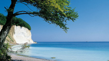 Blaues Meer und blauer Himmel vor Kreidefelsen von Rügen