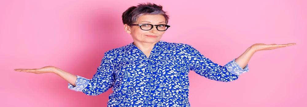 Frau mit fragender Geste