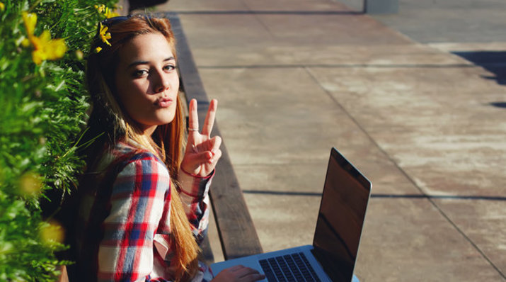 Junge Frau mit Laptop Junge Frau mit Laptop
