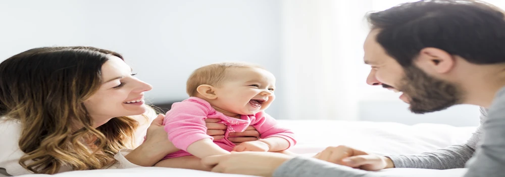 Vater und Mutter mit einem lachenden Baby