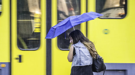 Frau mit Regenschirm