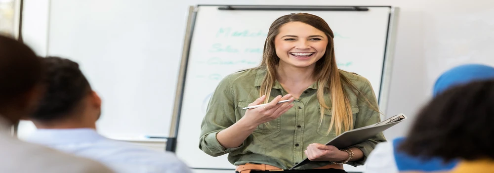 Junge, fröhliche Frau hält einen Vortrag