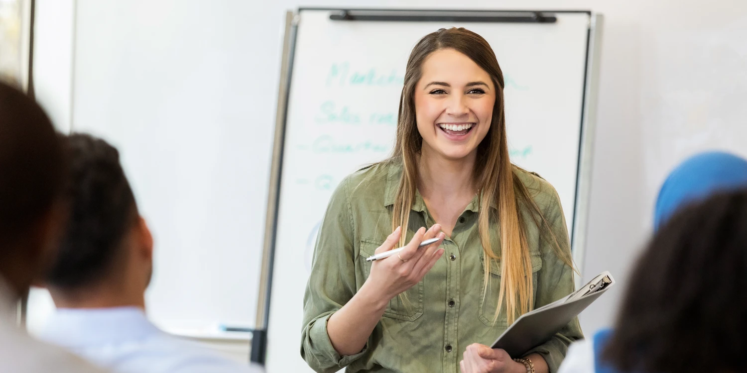 Junge, fröhliche Frau hält einen Vortrag