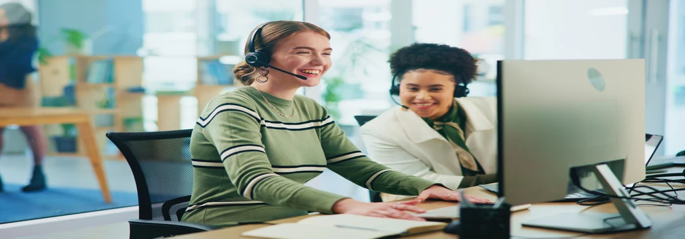 Zwei Frauen am Rechner