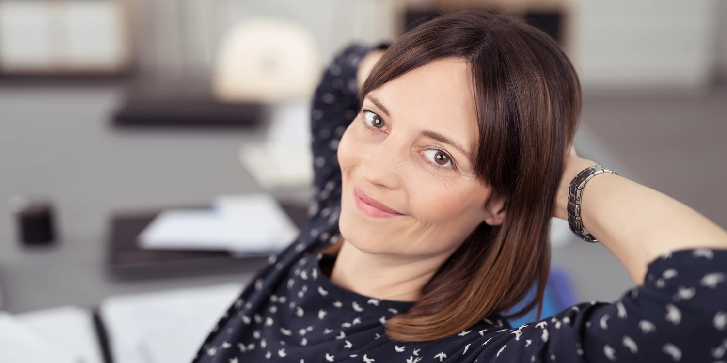 Frau lehnt sich zurück