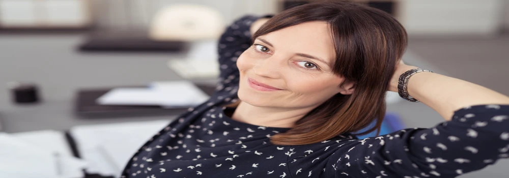 Frau lehnt sich zurück