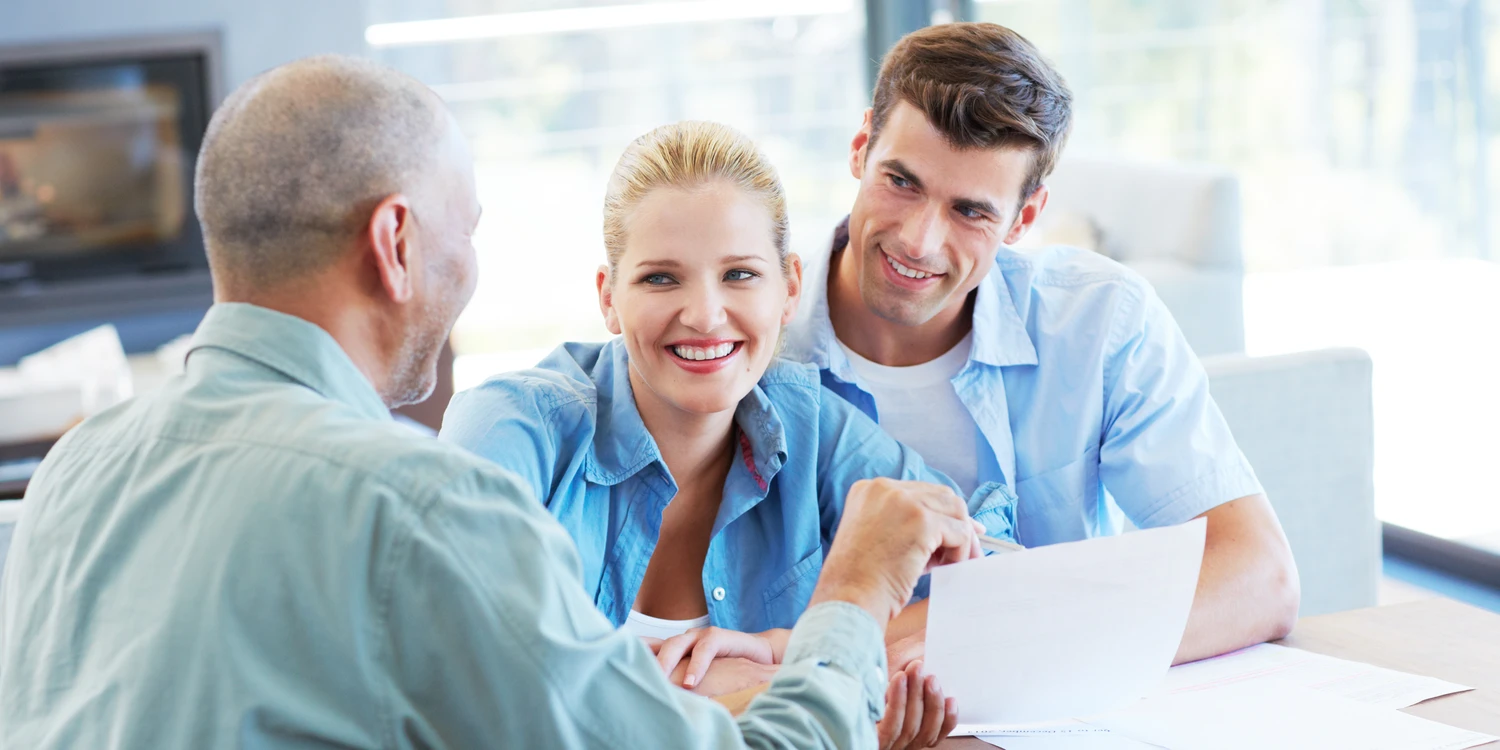 Junges Paar lässt sich beraten