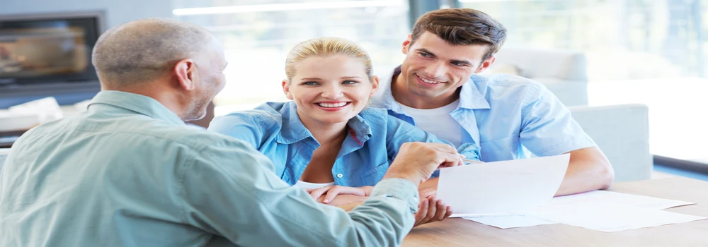 Junges Paar lässt sich beraten