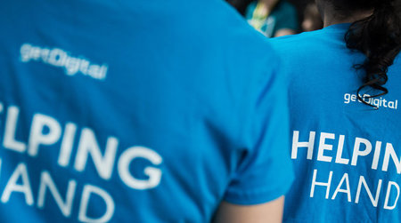 Blaue T-Shirts mit dem weißen Aufdruck Helping Hands