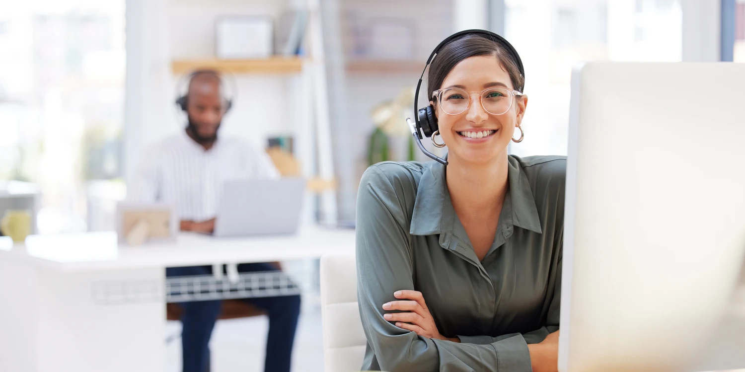 Junge Frau mit Headset
