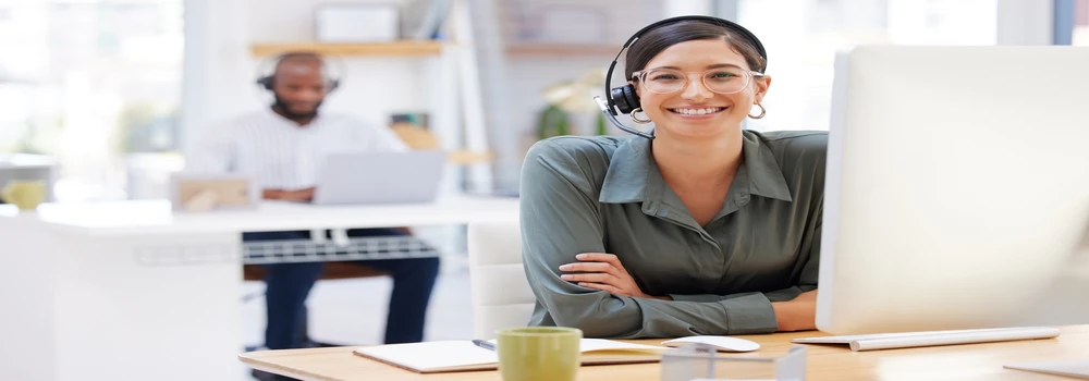 Junge Frau mit Headset