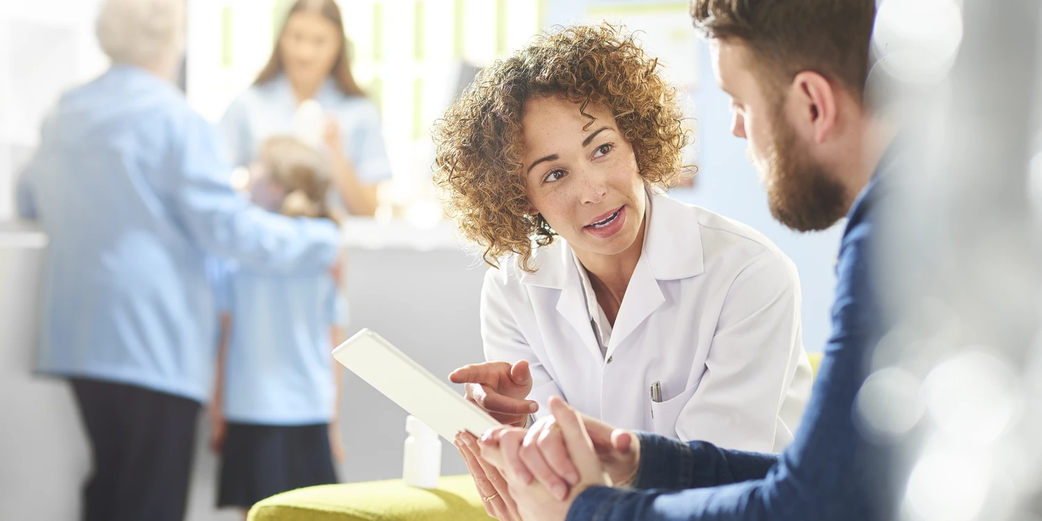 Ärztin berät Patienten