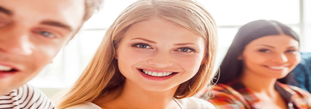 Lächelndes Mädchen in einer Reihe mit anderen