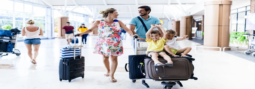 Junge Familie am Flughafen