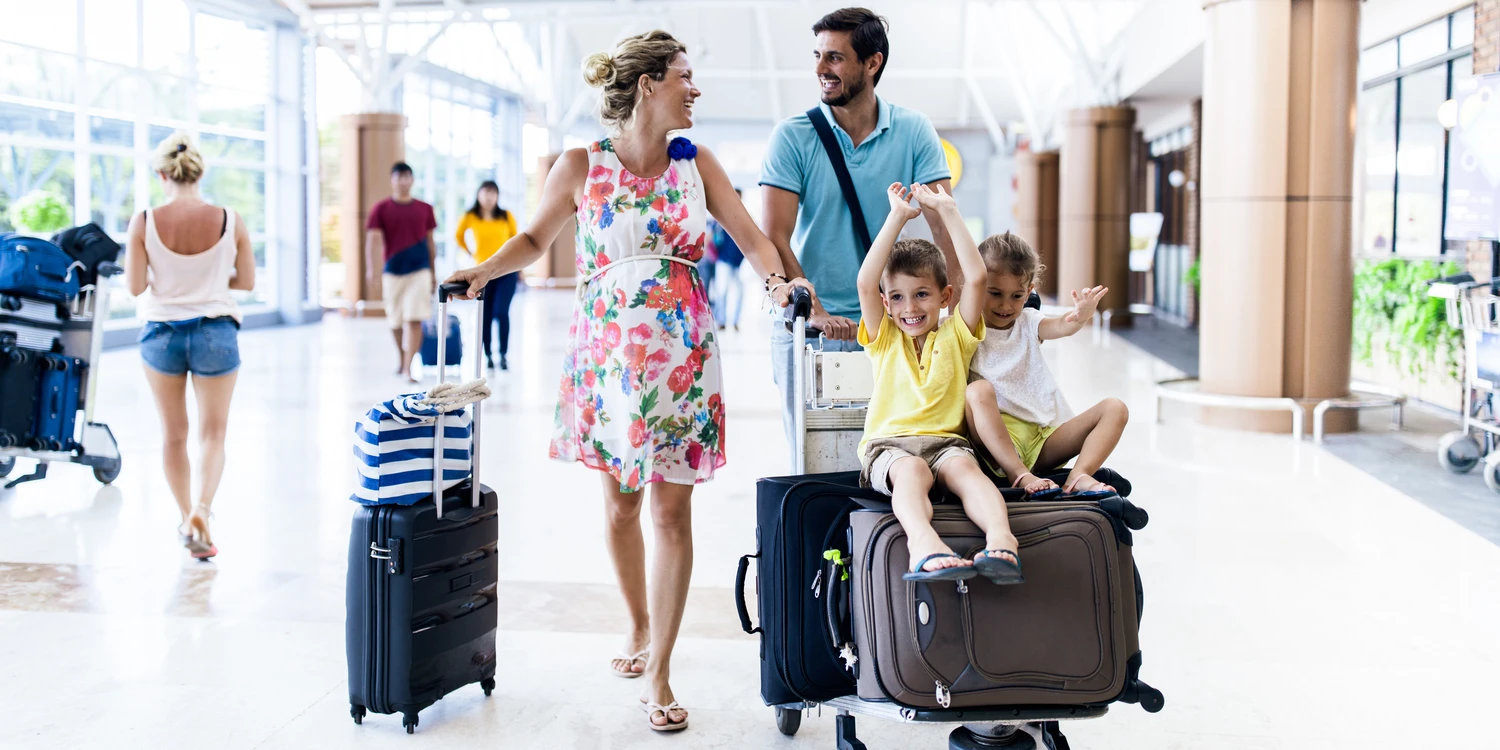 Junge Familie am Flughafen Junge Familie am Flughafen