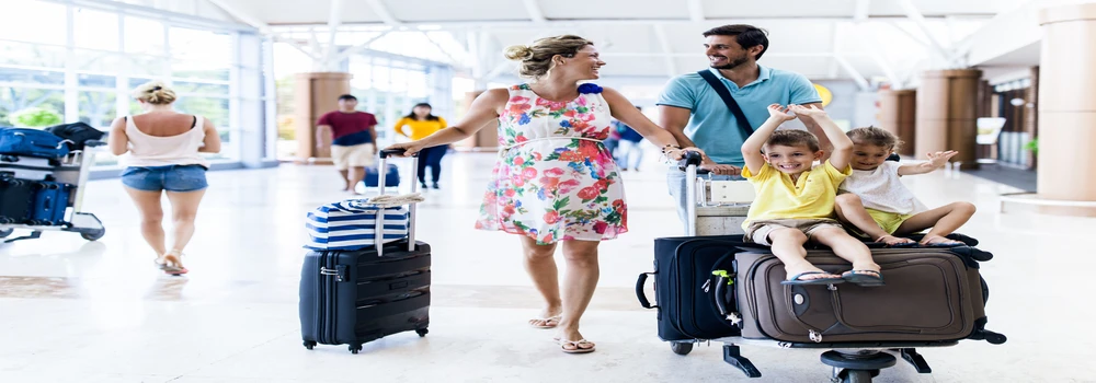 Junge Familie am Flughafen