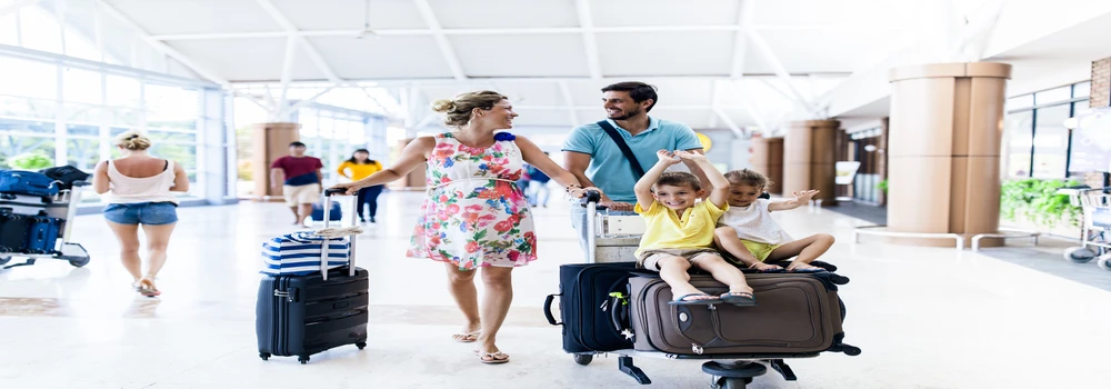 Junge Familie am Flughafen