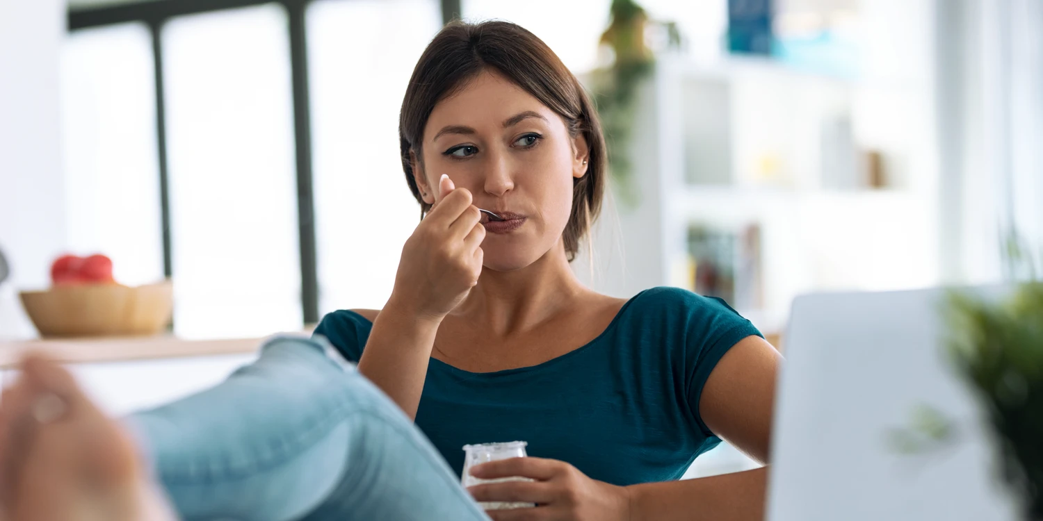 Junge Frau im Videocall