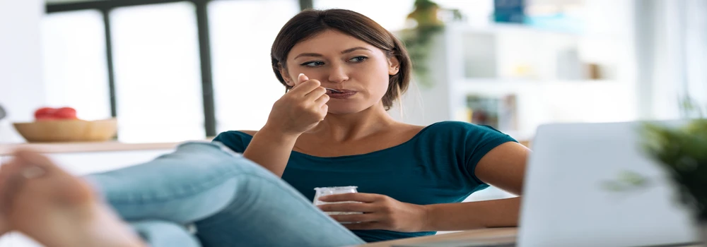 Junge Frau im Videocall