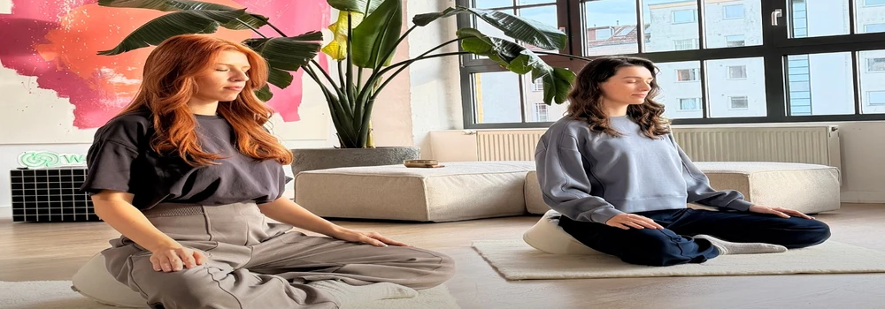 Zwei Frauen entspannen sich beim Yoga