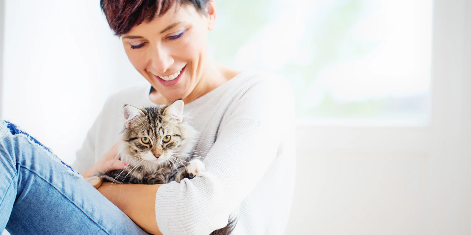 Frau mit Katze im Arm